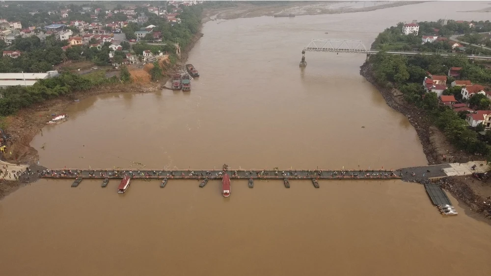 Ngày đầu thông cầu phao Phong Châu 5.jpg