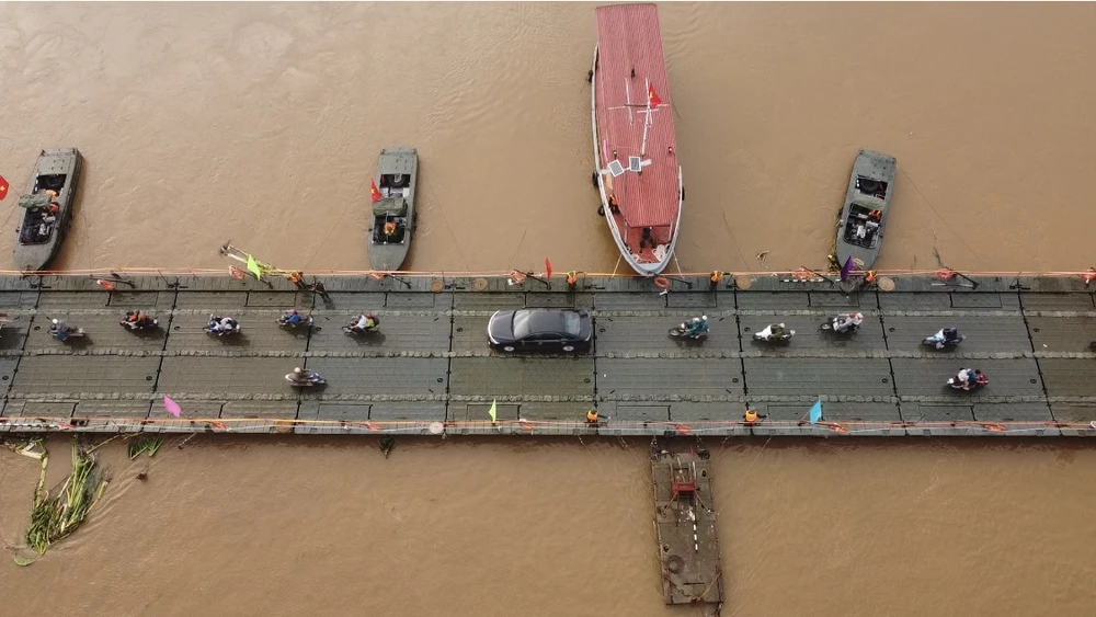 Ngày đầu thông cầu phao Phong Châu 6.jpg