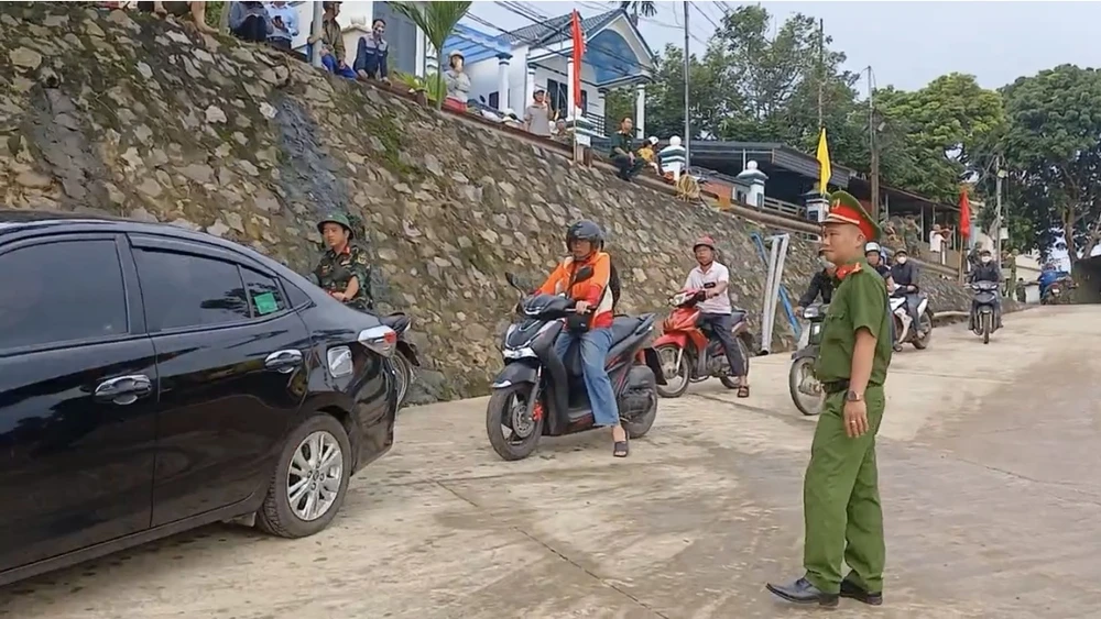 Ngày đầu thông cầu phao Phong Châu 7.jpg