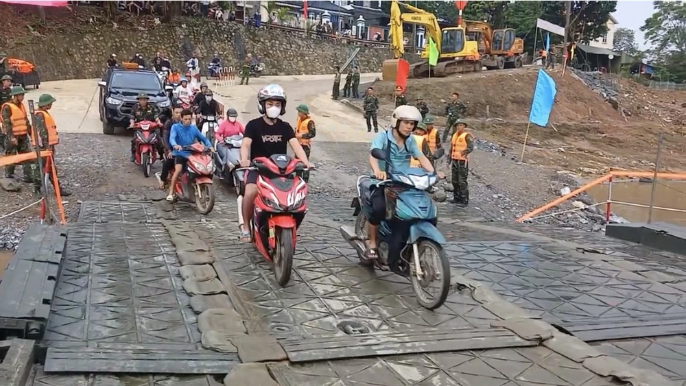 Ngày đầu thông cầu phao Phong Châu 8.jpg