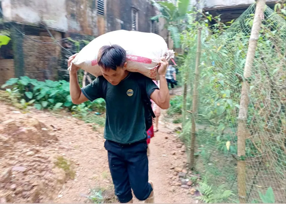 Người dân di dời tài sản đến nơi an toàn. Ảnh Hagiang.gov.vn Vụ sạt lở đất ở Hà Giang Di dời khẩn cấp hơn 170 người trong đêm.jpeg