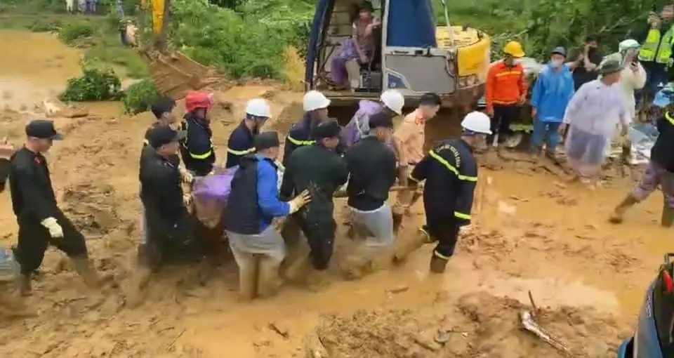 Lực lượng chức năng đưa thi thể anh Tô Đình Điệp, người livestream cảnh báo vụ sạt lở ở Hà Giang ra ngoài khu vực đất đá. Ảnh: CA Vụ sạt lở ở Hà giang Tìm thấy thi thể nạn nhân người livestream .JPG