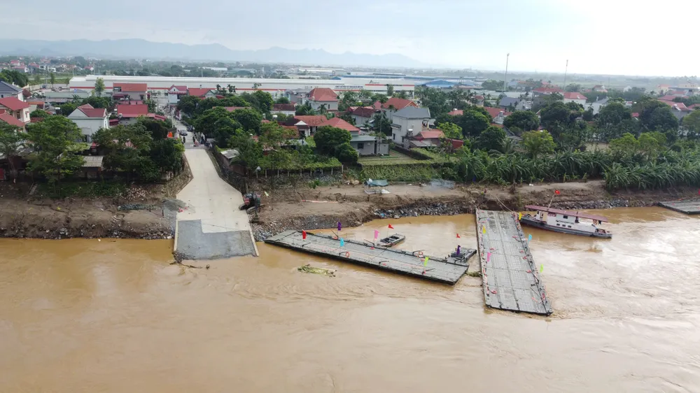 Cận cảnh cầu phao Phong Châu tạm đóng do nước sông Hồng lên cao .jpg
