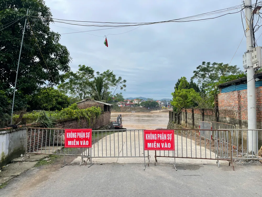 Cận cảnh cầu phao Phong Châu tạm đóng do nước sông Hồng lên cao.jpg