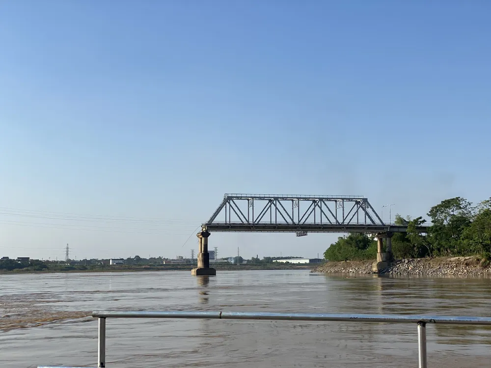 Người dân Phú Thọ vui mừng đi phà Phong Châu vượt sông Hồng 1.jpg