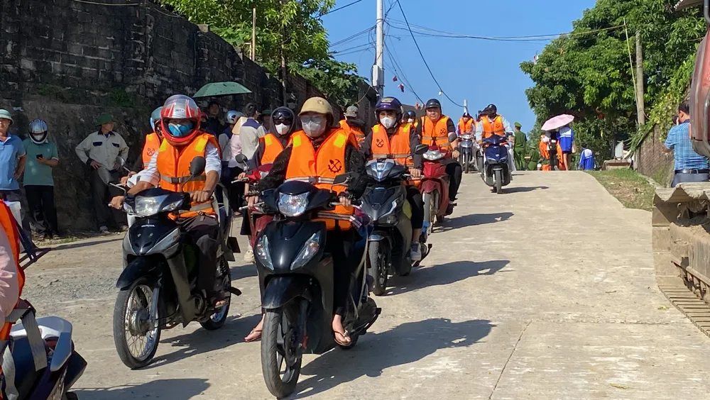 Người dân Phú Thọ vui mừng đi phà Phong Châu vượt sông Hồng 10.jpg