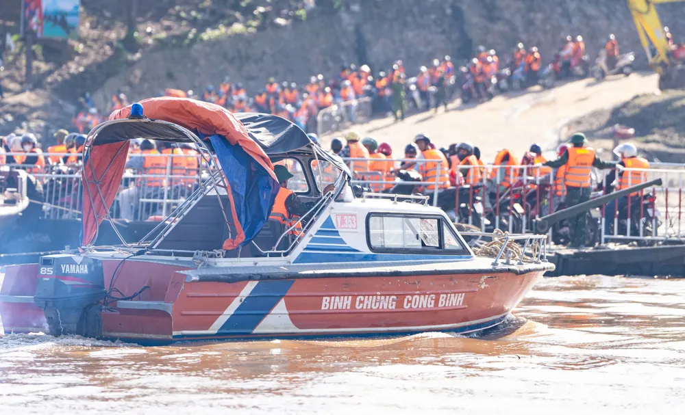 Người dân Phú Thọ vui mừng đi phà Phong Châu vượt sông Hồng 2.jpg