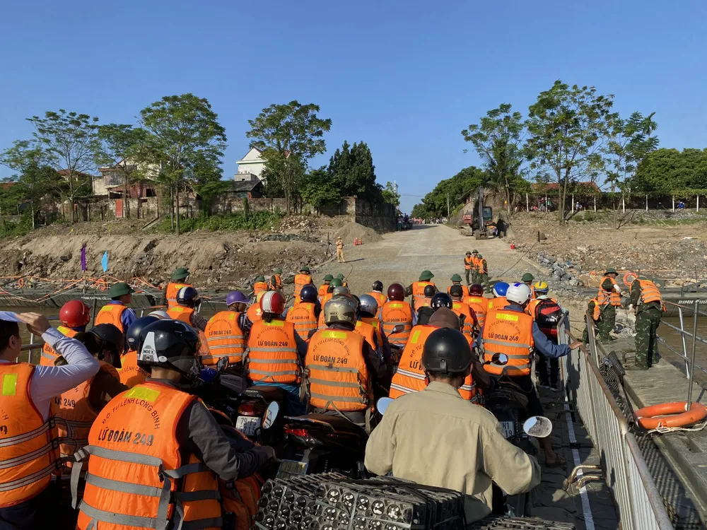 Người dân Phú Thọ vui mừng đi phà Phong Châu vượt sông Hồng 4.jpg