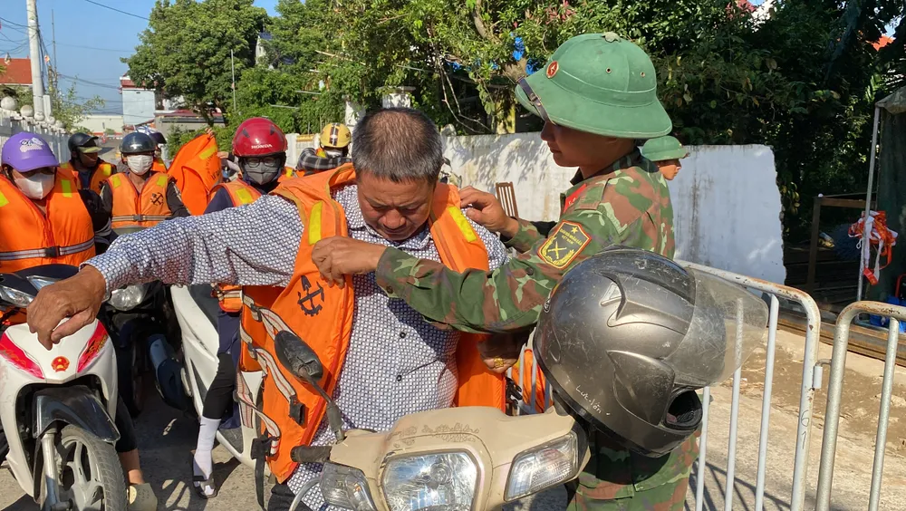 Người dân Phú Thọ vui mừng đi phà Phong Châu vượt sông Hồng 8.jpg