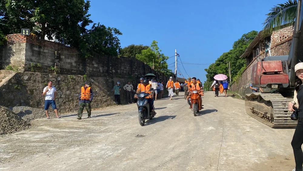 Người dân Phú Thọ vui mừng đi phà Phong Châu vượt sông Hồng 9.jpg