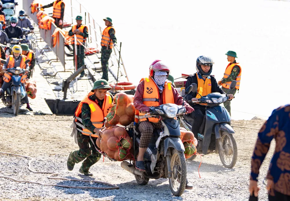 Người dân Phú Thọ vui mừng đi phà Phong Châu vượt sông Hồng.jpg