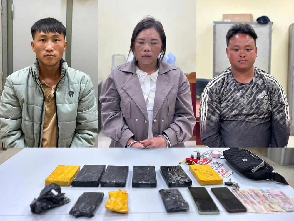 Bắt ba người vận chuyển thuê 6 bánh heroin.jpg