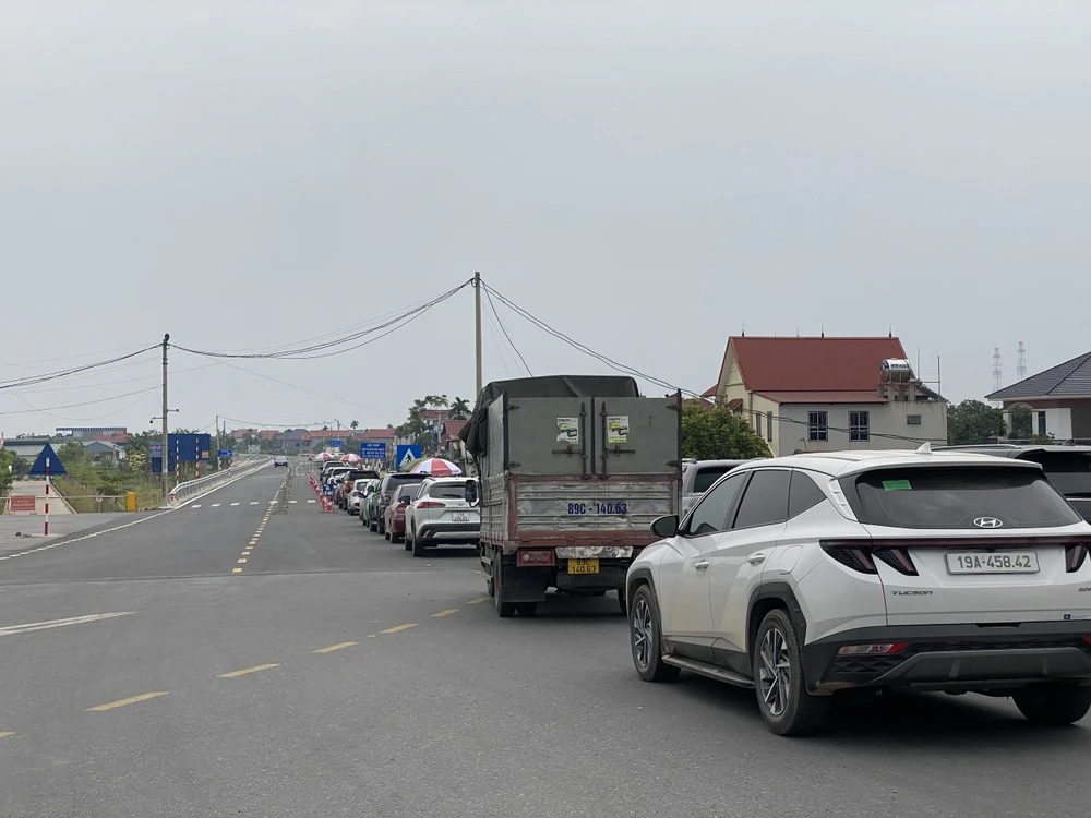 Điều chỉnh thời gian đóng mở cầu phao Phong Châu.jpg