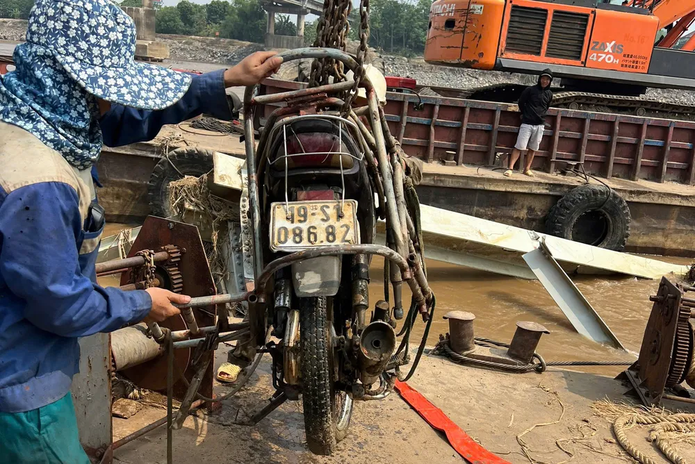 Tìm thấy xe máy của nạn nhân vụ sập cầu Phong Châu.jpg