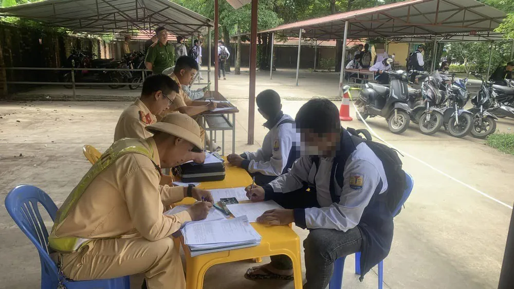 Công an Thị xã Phú Thọ xử lý các học sinh vi phạm. Ảnh CA Tuần tra giao thông phát hiện học sinh dương tính với ma túy.jpg