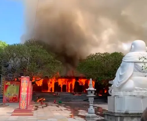 Hiện trường vụ cháy chùa Phổ Quang ở Phú Thọ. Ảnh CTV Tin mới vụ cháy chùa Phổ Quang 800 tuổi ở Phú Thọ.png