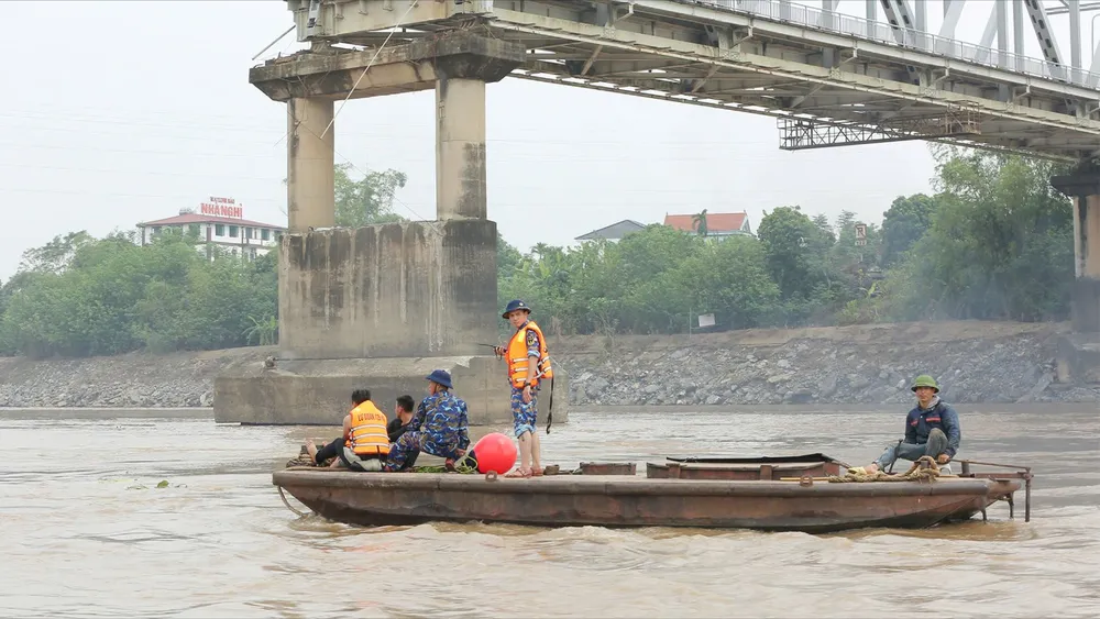 Vụ sập cầu Phong Châu Hải quân nói về việc tìm kiếm 4 nạn nhân mất tích .jpg