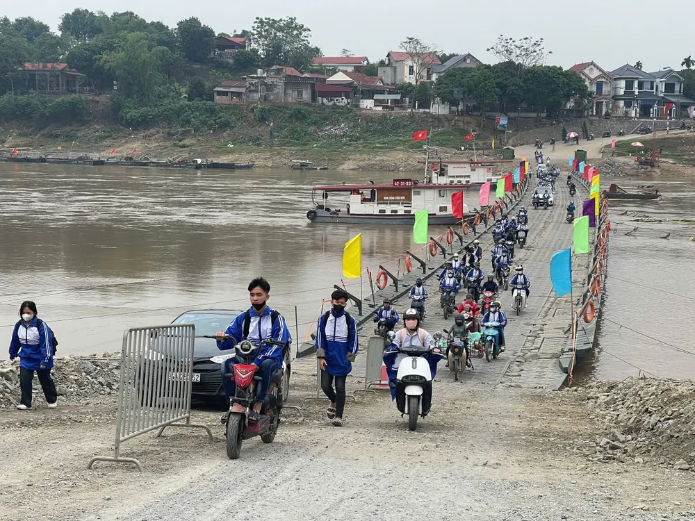 Hiện trạng cầu Phong Châu khi nước sông Hồng giảm 6 mét 1.jpg