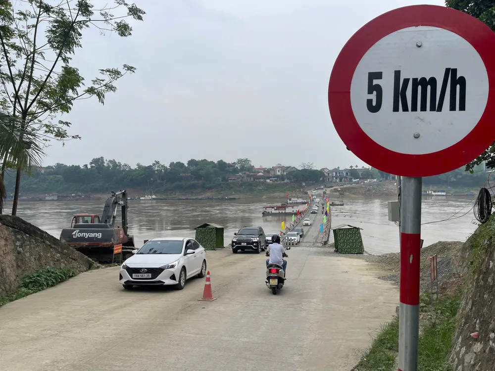 Hiện trạng cầu Phong Châu khi nước sông Hồng giảm 6 mét 10.jpg