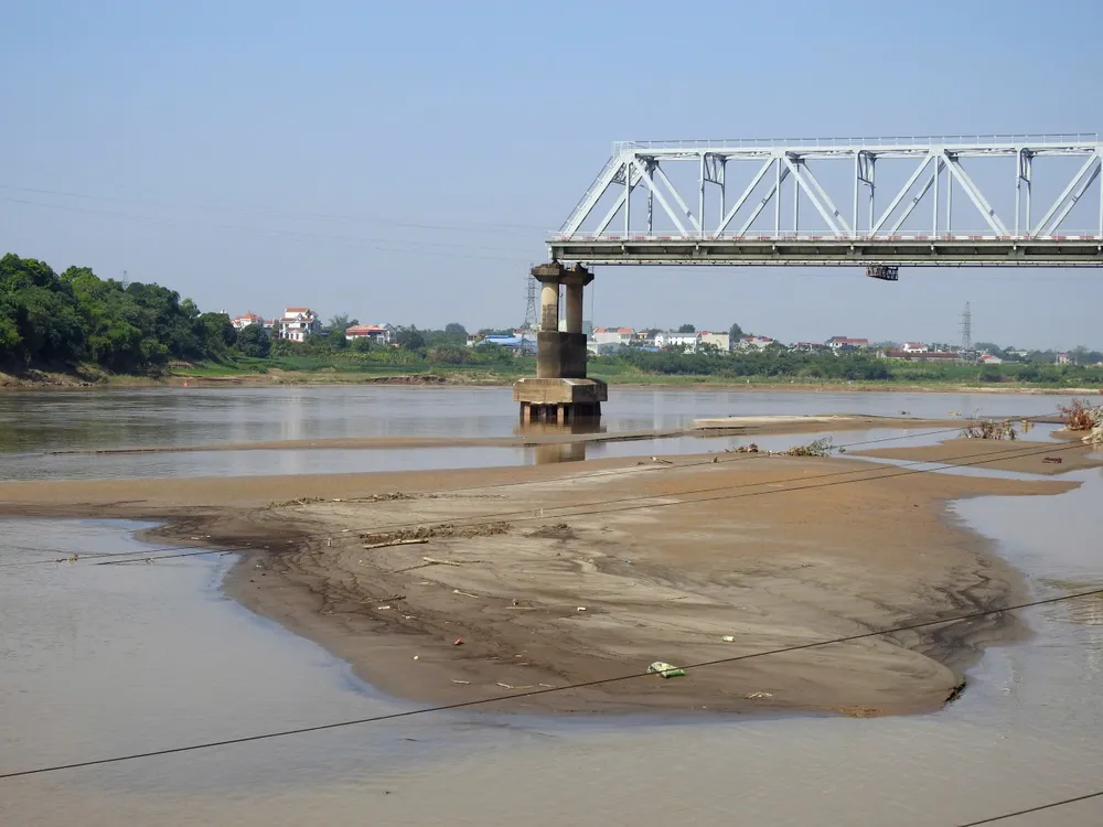 Hiện trạng cầu Phong Châu khi nước sông Hồng giảm 6 mét 2.jpg