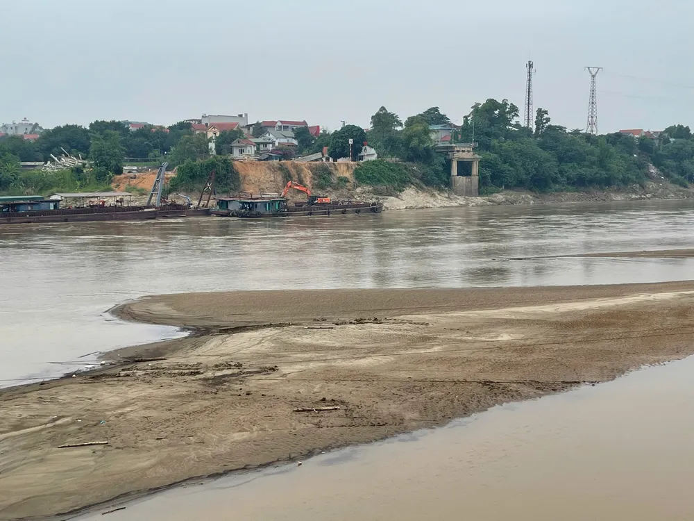 Hiện trạng cầu Phong Châu khi nước sông Hồng giảm 6 mét 24.jpg