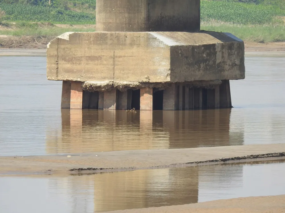 Hiện trạng cầu Phong Châu khi nước sông Hồng giảm 6 mét 3.jpg