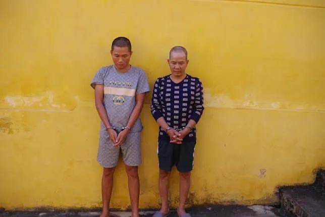 Nguyễn Văn Hường và Nguyễn Văn Dũng tại cơ quan công an. Ảnh CA Phá chuyên án mua bán ma túy liên tỉnh ngụy trang trong kiện quần áo.jpg