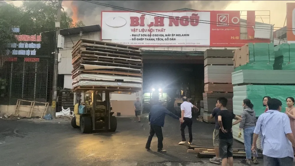 Vụ cháy ở KCN Chàng Sơn: Chạy ván công nghiệp khỏi kho tránh cháy lan 1.jpg