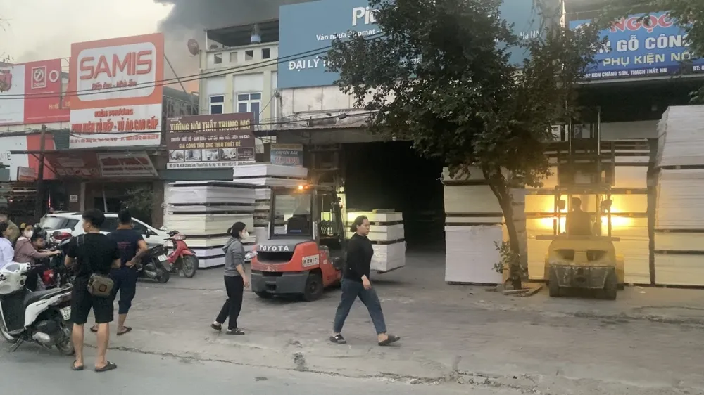 Vụ cháy ở KCN Chàng Sơn: Chạy ván công nghiệp khỏi kho tránh cháy lan 3.jpg