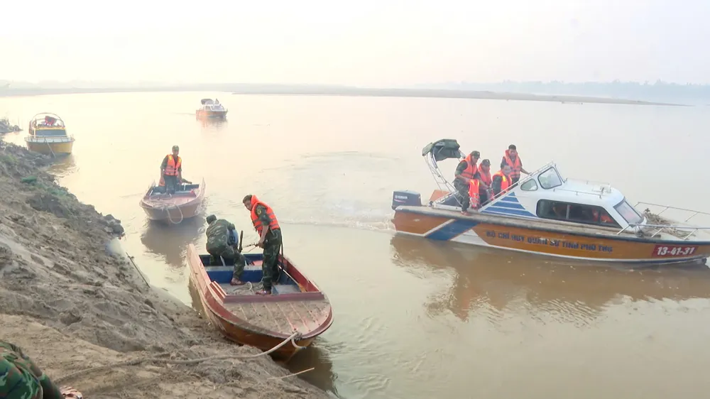 Vụ 5 học sinh mất tích do đuối nước Tìm thấy thi thể thứ 2 gần cầu phao Phong Châu.jpg