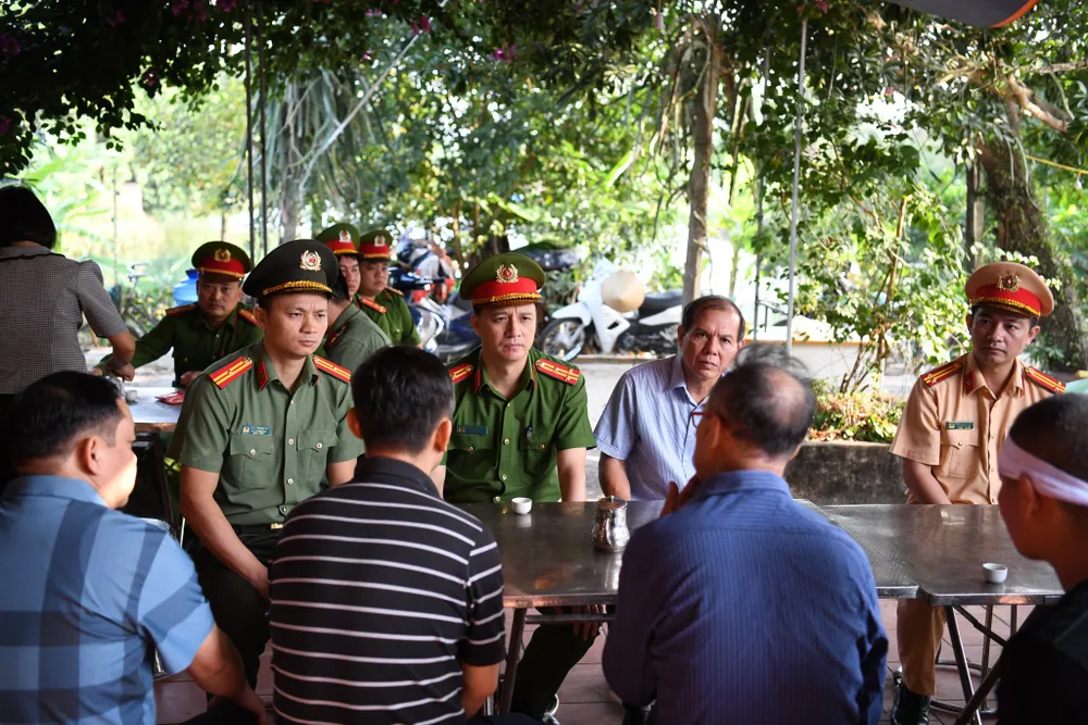 Lãnh đạo Công an tỉnh Phú Thọ động viên gia đình nạn nhân. Ảnh CA Công an tỉnh Phú Thọ thăm hỏi, động viên gia đình 5 học sinh đuối nước.jpg