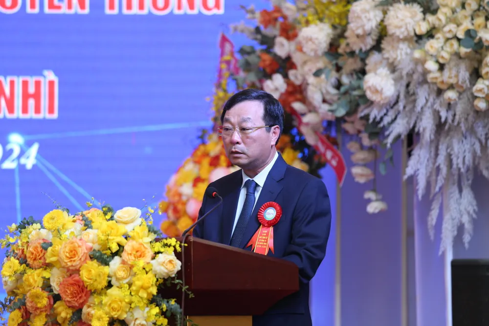 Chủ tịch UBND tỉnh Bùi Văn Quang phát biểu chúc mừng. Ảnh PV Sở Thông tin và Truyền thông Phú Thọ đón nhận Huân chương lao động hạng Nhì.jpg