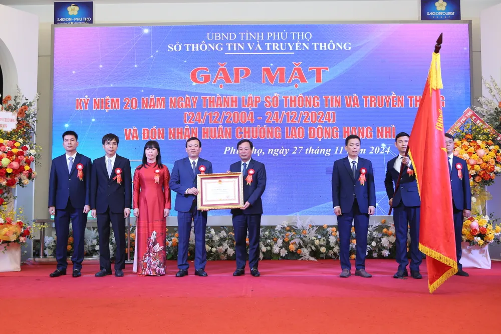 Chủ tịch UBND tỉnh Phú Thọ Bùi Văn Quang trao Huân chương Lao động hạng Nhì cho Sở Thông tin và Truyền thông Phú Thọ. Ảnh PV Sở Thông tin và Truyền thông Phú Thọ đón nhận Huân chương lao động hạng Nhì 2.jpg