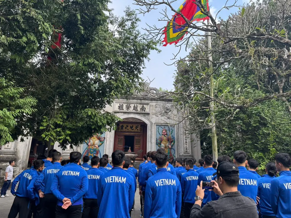 Đội tuyển Việt Nam dâng hương tưởng nhớ các Vua Hùng trước thềm AFF CUP 2024 5.jpg