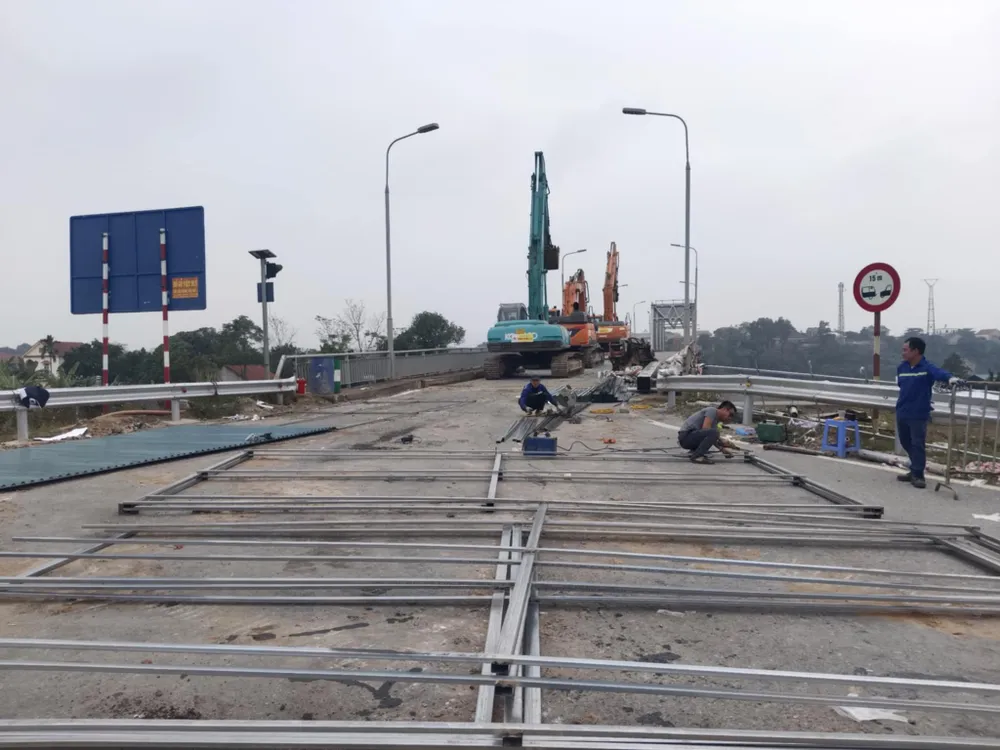 Chuẩn bị phá dỡ phần còn lại cầu Phong Châu 2.JPG