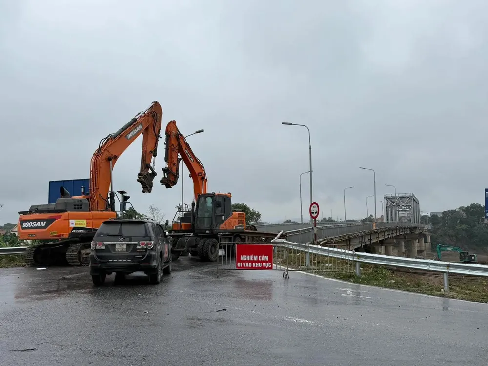 Chuẩn bị phá dỡ phần còn lại cầu Phong Châu.JPG