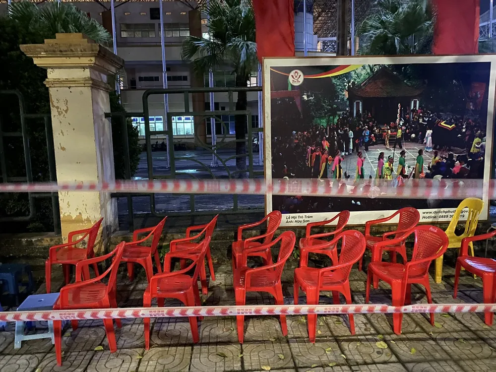 Mang ghế nhựa xếp 'lốt' mua vé xem trận Việt Nam - Indonesia 1.jpg