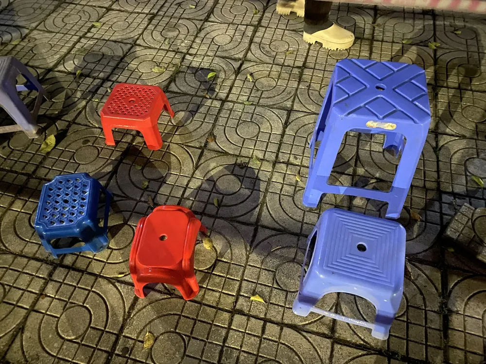 Mang ghế nhựa xếp 'lốt' mua vé xem trận Việt Nam - Indonesia 3.jpg