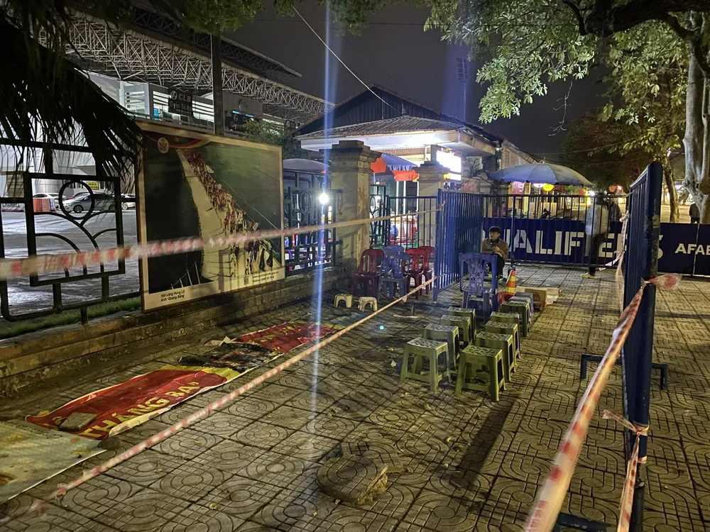 Mang ghế nhựa xếp 'lốt' mua vé xem trận Việt Nam - Indonesia 5.jpg