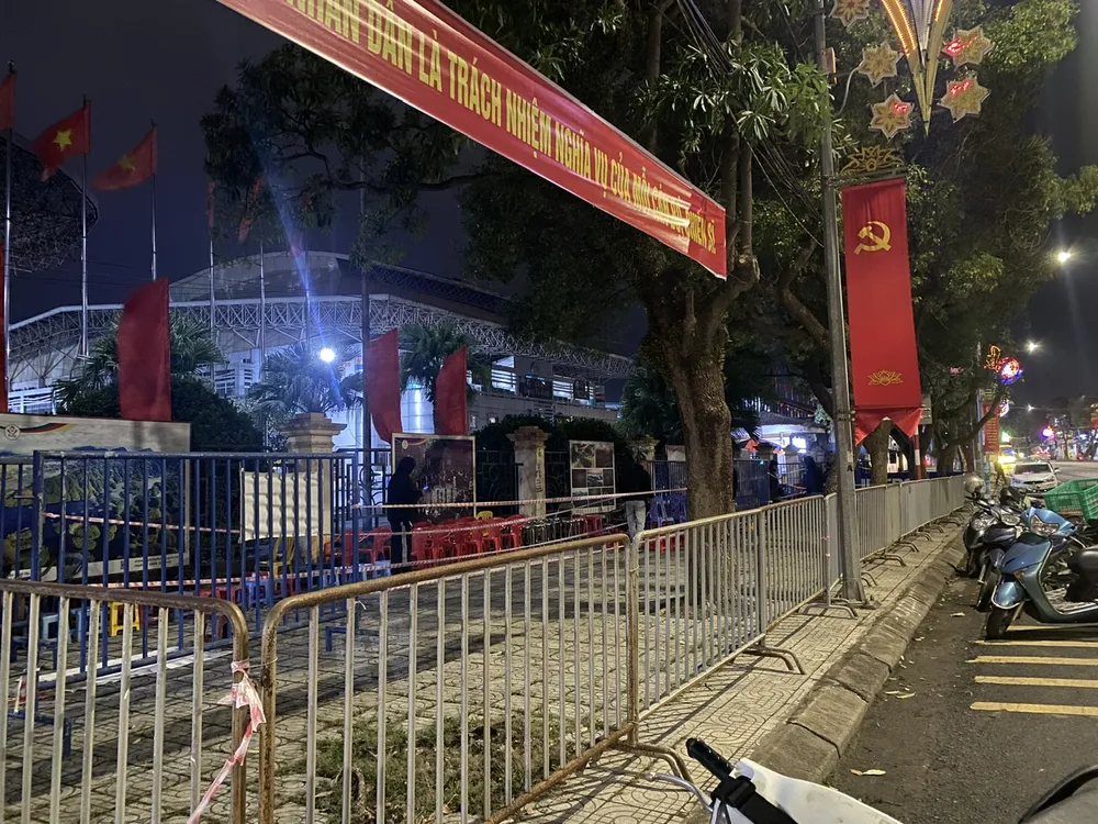 Mang ghế nhựa xếp 'lốt' mua vé xem trận Việt Nam - Indonesia 6.jpg