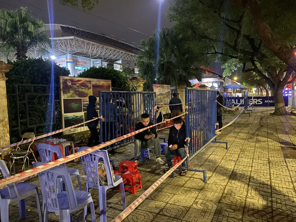 Mang ghế nhựa xếp 'lốt' mua vé xem trận Việt Nam - Indonesia 8.jpg