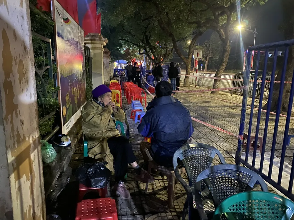 Mang ghế nhựa xếp 'lốt' mua vé xem trận Việt Nam - Indonesia 9.jpg