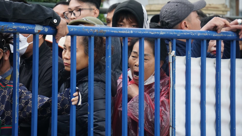 Chen lấn trong ngày đầu mở bán vé xem đội tuyển Việt Nam tại Phú Thọ 1.JPG