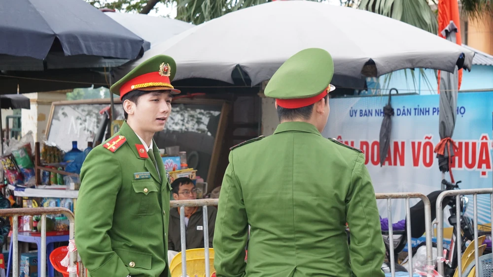 Chen lấn trong ngày đầu mở bán vé xem đội tuyển Việt Nam tại Phú Thọ 3.JPG