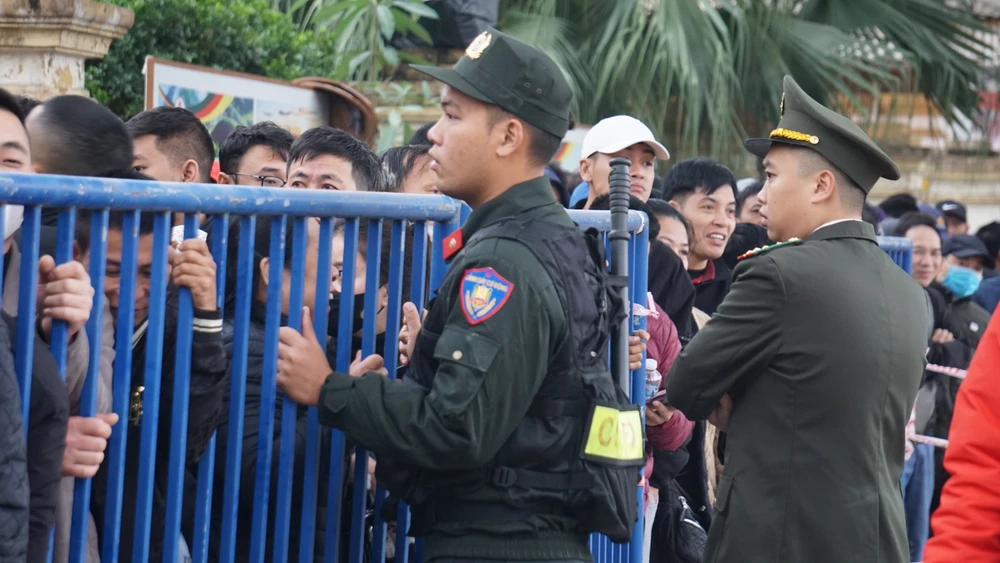 Chen lấn trong ngày đầu mở bán vé xem đội tuyển Việt Nam tại Phú Thọ 5.JPG