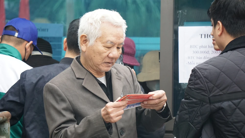 Chen lấn trong ngày đầu mở bán vé xem đội tuyển Việt Nam tại Phú Thọ 6.JPG