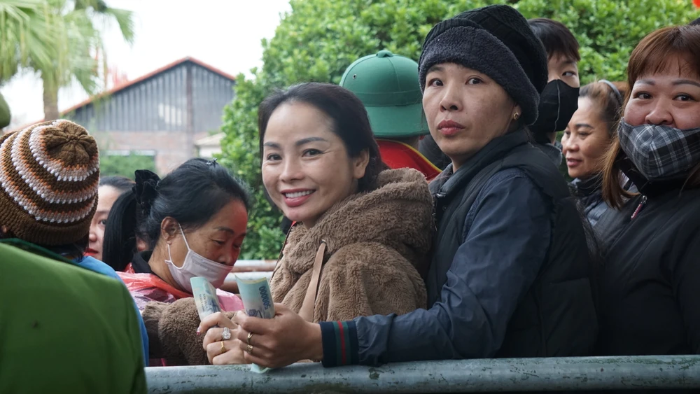 Chen lấn trong ngày đầu mở bán vé xem đội tuyển Việt Nam tại Phú Thọ 7.JPG