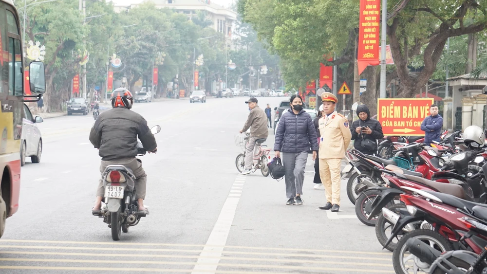 Chen lấn trong ngày đầu mở bán vé xem đội tuyển Việt Nam tại Phú Thọ 9.JPG