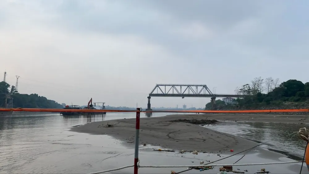 Sẽ di dời dầm thép cầu Phong Châu cũ sang một bên để xây cầu mới.jpg