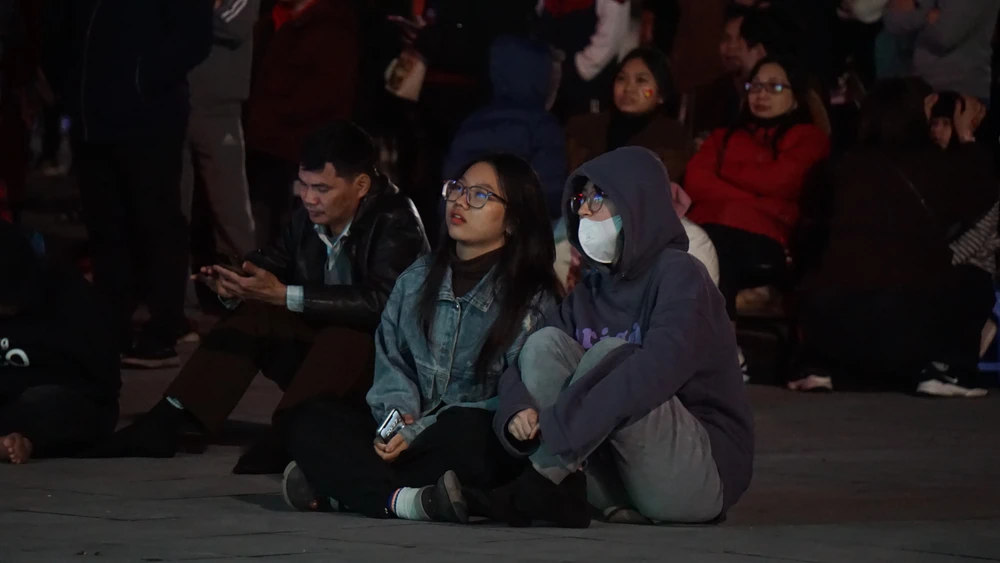 Người dân Phú Thọ xem trận Việt Nam - Indonesia qua màn LED siêu lớn